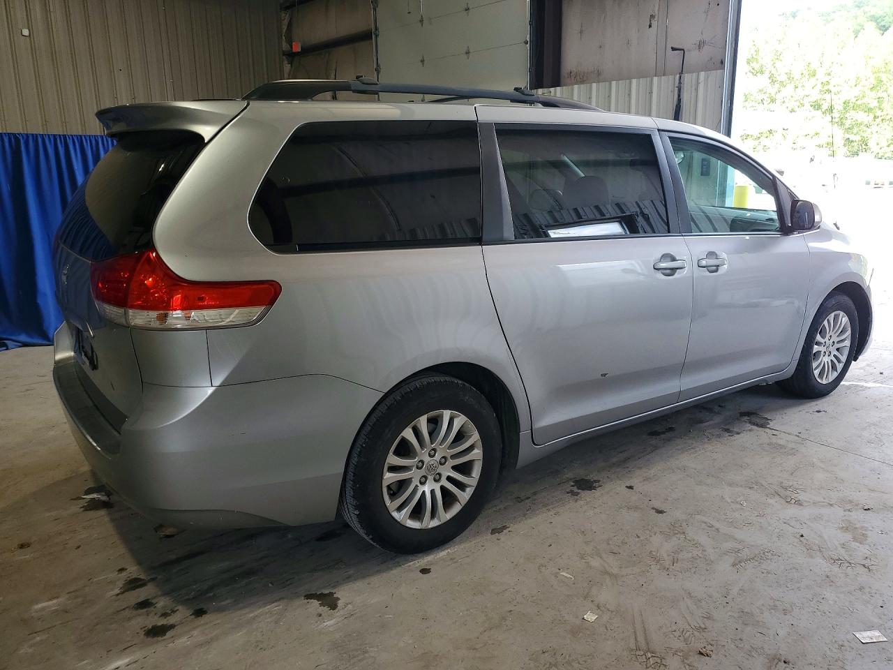 2014 Toyota Sienna Xle 8-passenger Silver vin: 5TDYK3DCXES469149