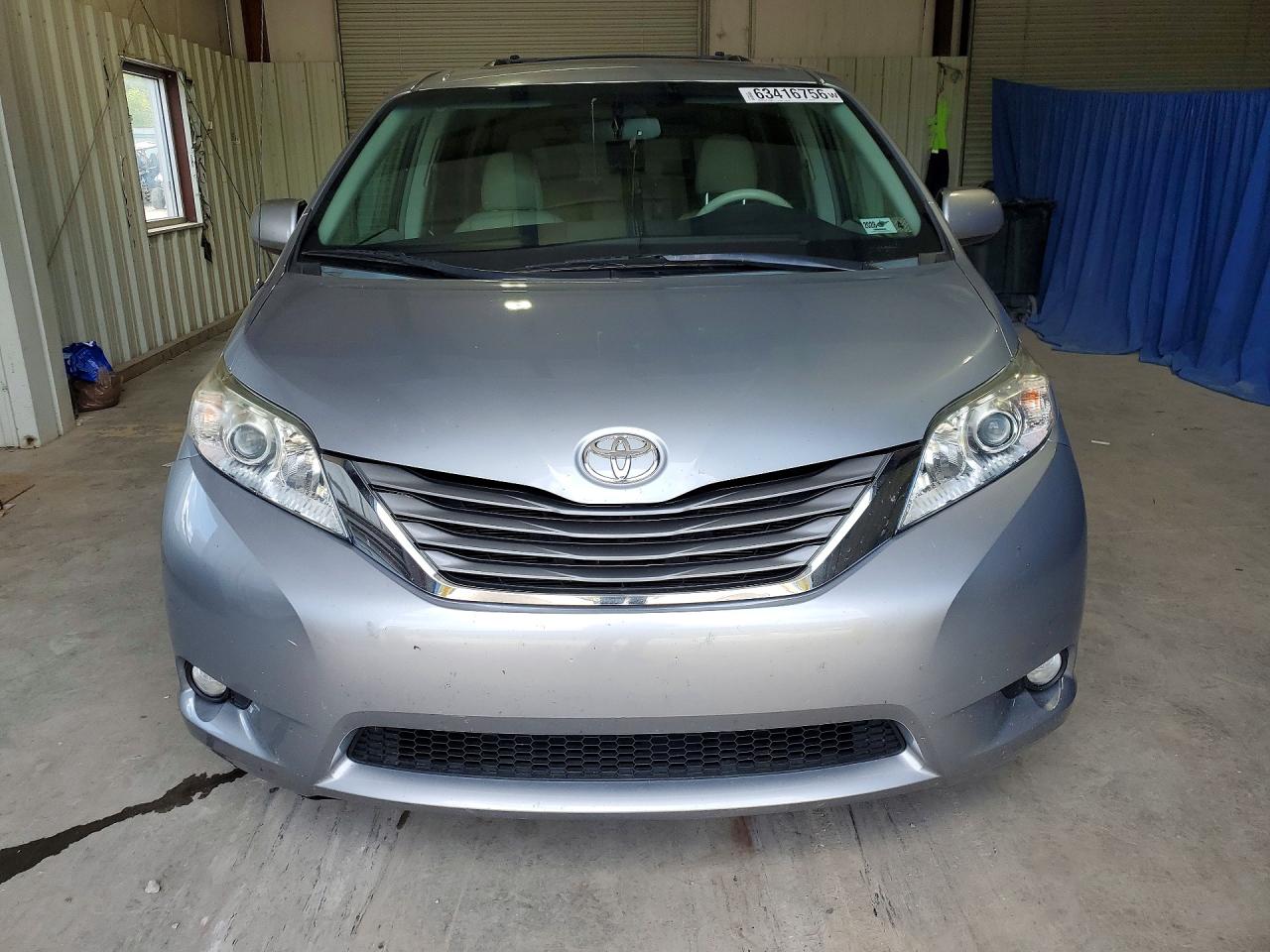 2014 Toyota Sienna Xle 8-passenger Silver vin: 5TDYK3DCXES469149