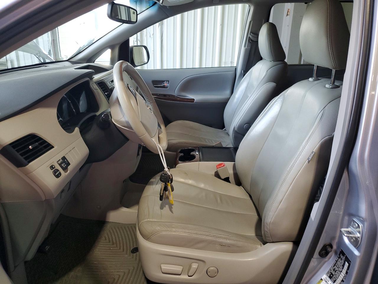 2014 Toyota Sienna Xle 8-passenger Silver vin: 5TDYK3DCXES469149