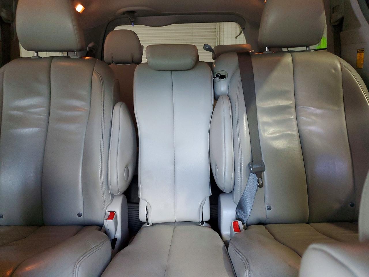 2014 Toyota Sienna Xle 8-passenger Silver vin: 5TDYK3DCXES469149