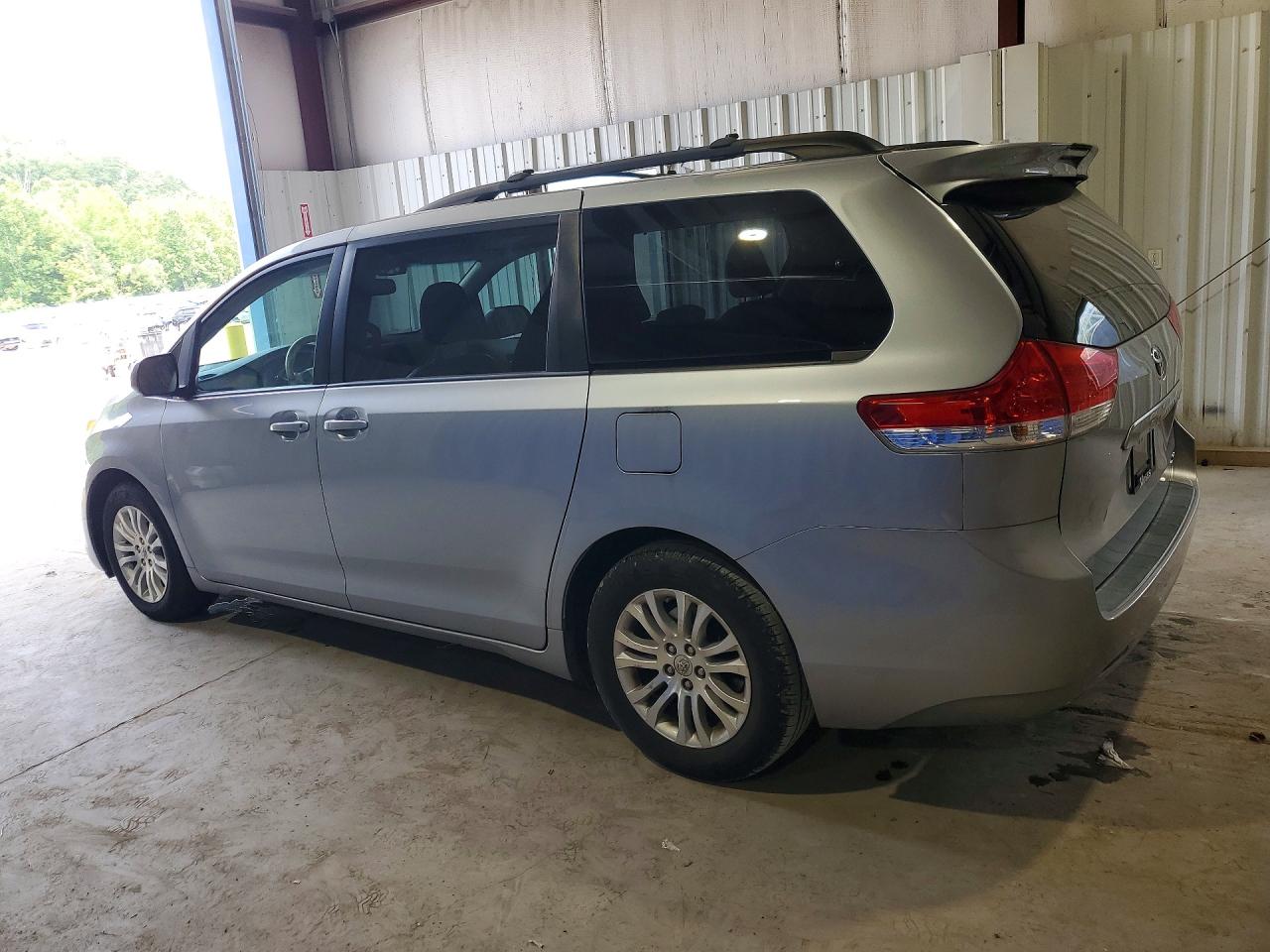 2014 Toyota Sienna Xle 8-passenger Silver vin: 5TDYK3DCXES469149