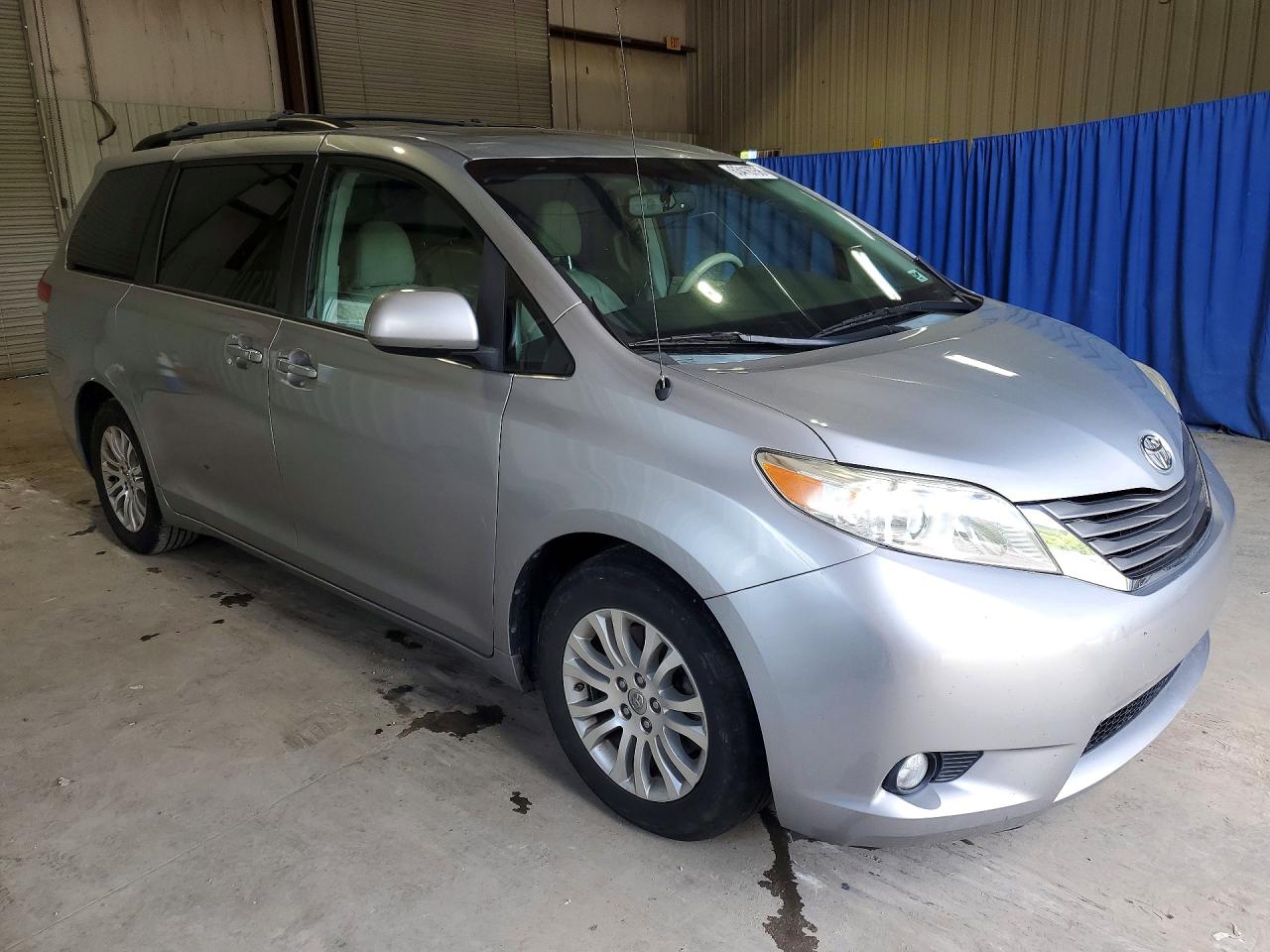 2014 Toyota Sienna Xle 8-passenger Silver vin: 5TDYK3DCXES469149
