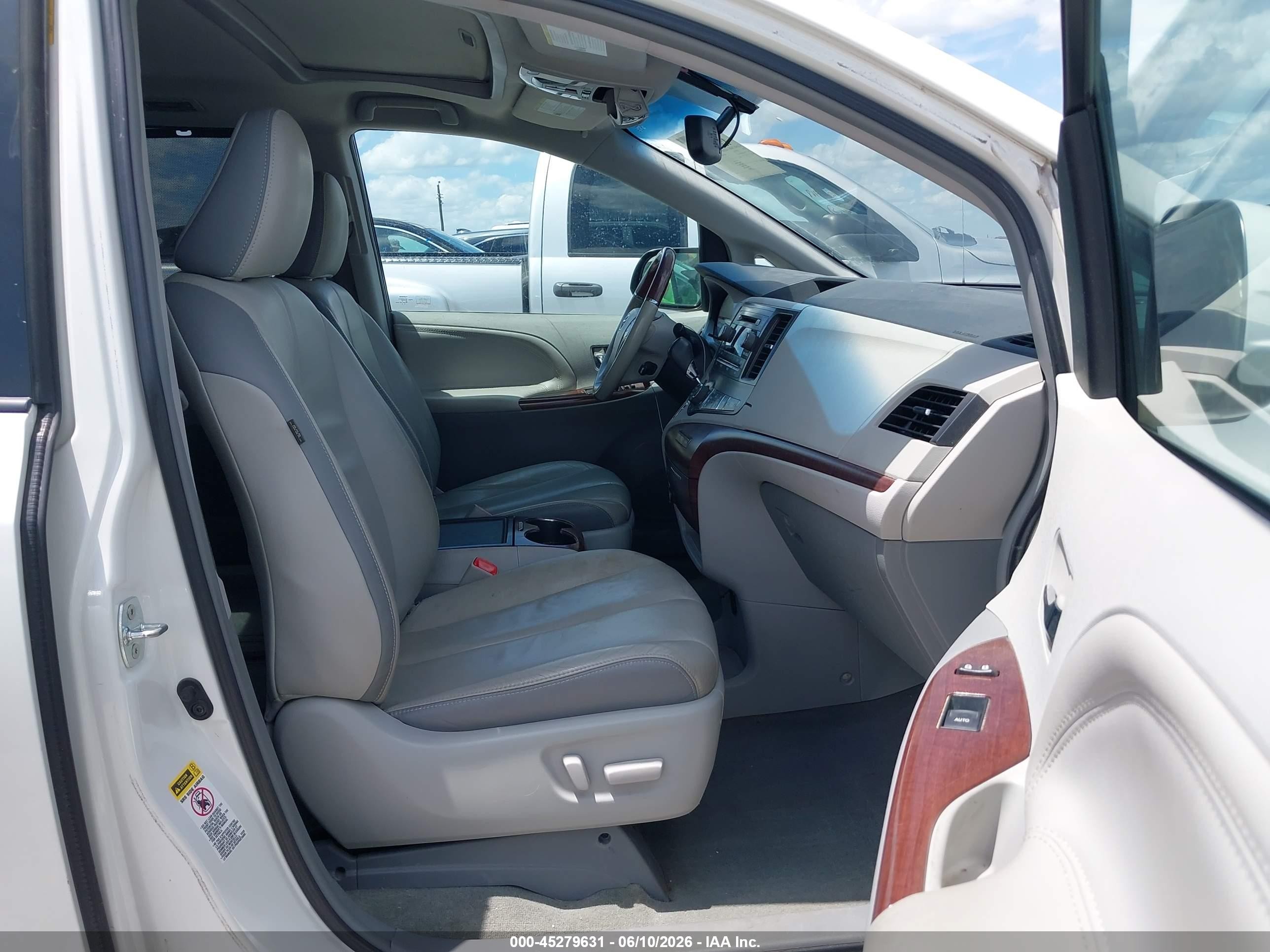 2014 Toyota Sienna Limited V6 7 Passenger White vin: 5TDYK3DCXES505177