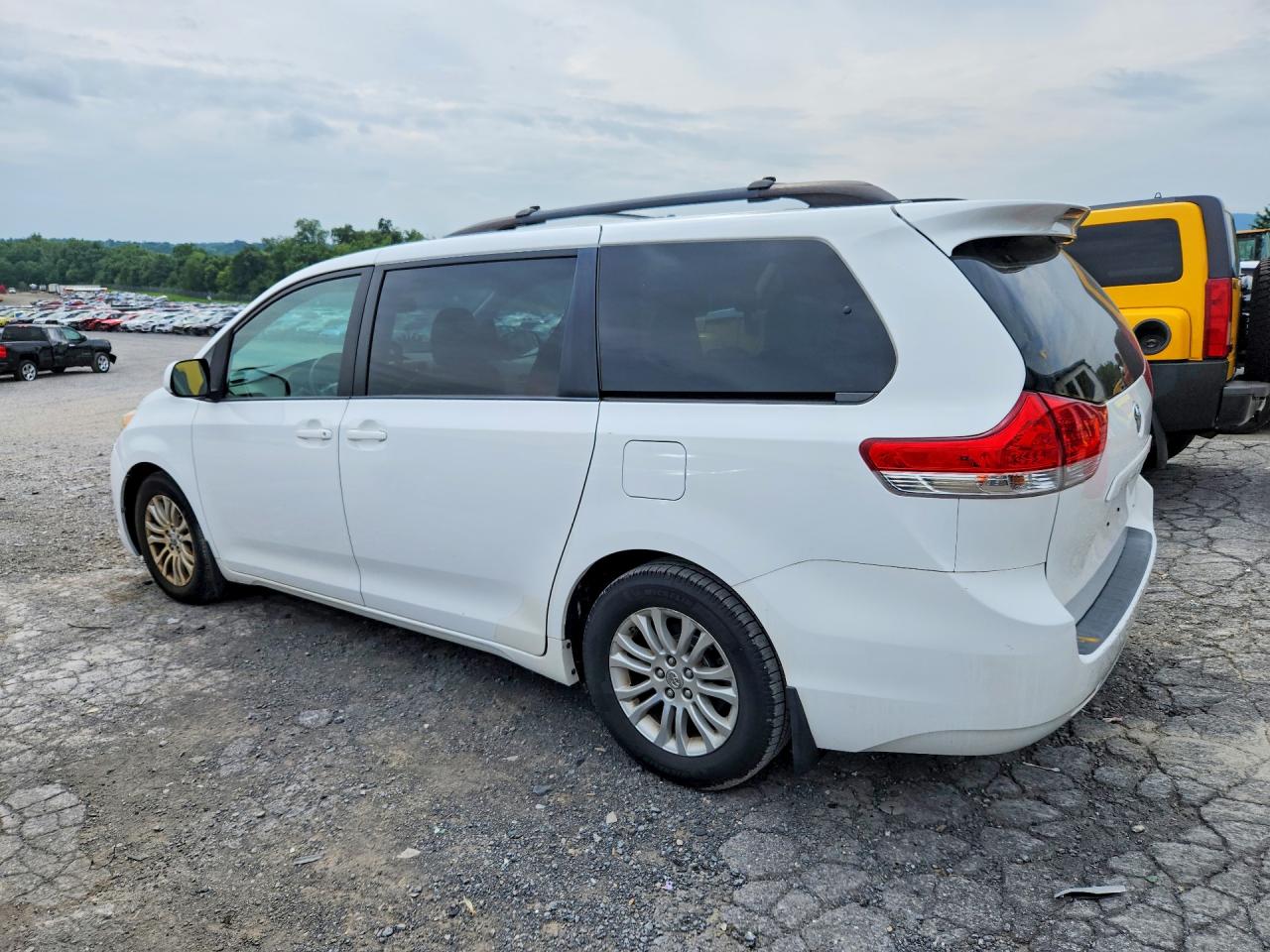 2014 Toyota Sienna Xle 8-passenger White vin: 5TDYK3DCXES508905