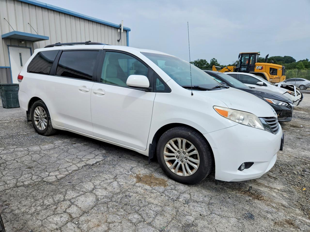 2014 Toyota Sienna Xle 8-passenger White vin: 5TDYK3DCXES508905