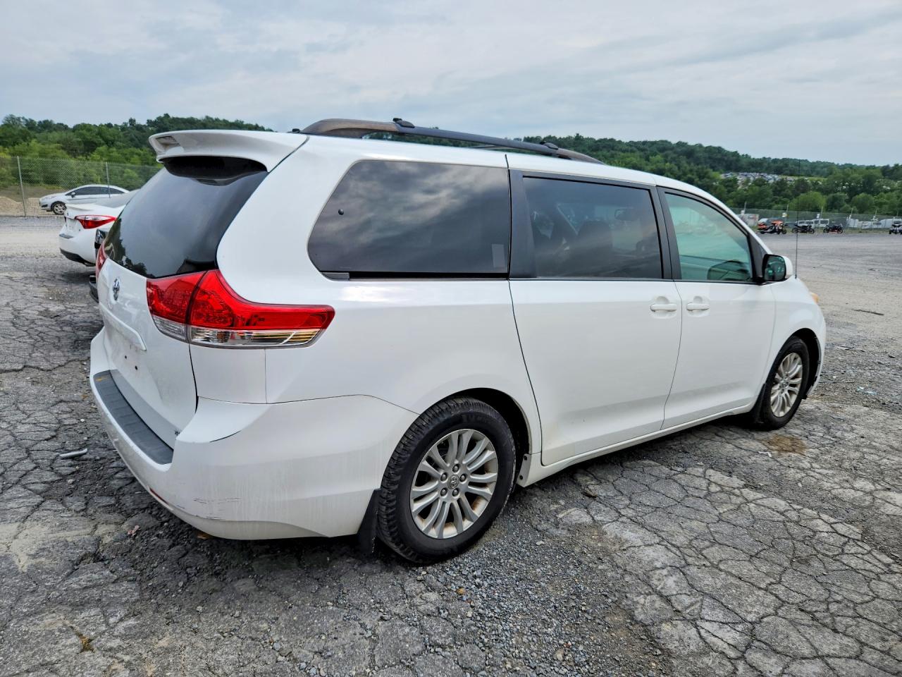 2014 Toyota Sienna Xle 8-passenger White vin: 5TDYK3DCXES508905