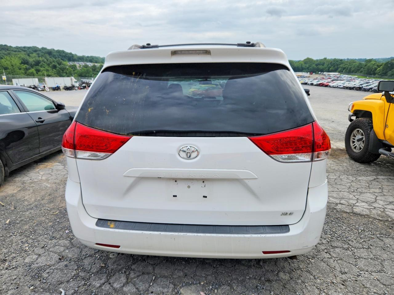 2014 Toyota Sienna Xle 8-passenger White vin: 5TDYK3DCXES508905