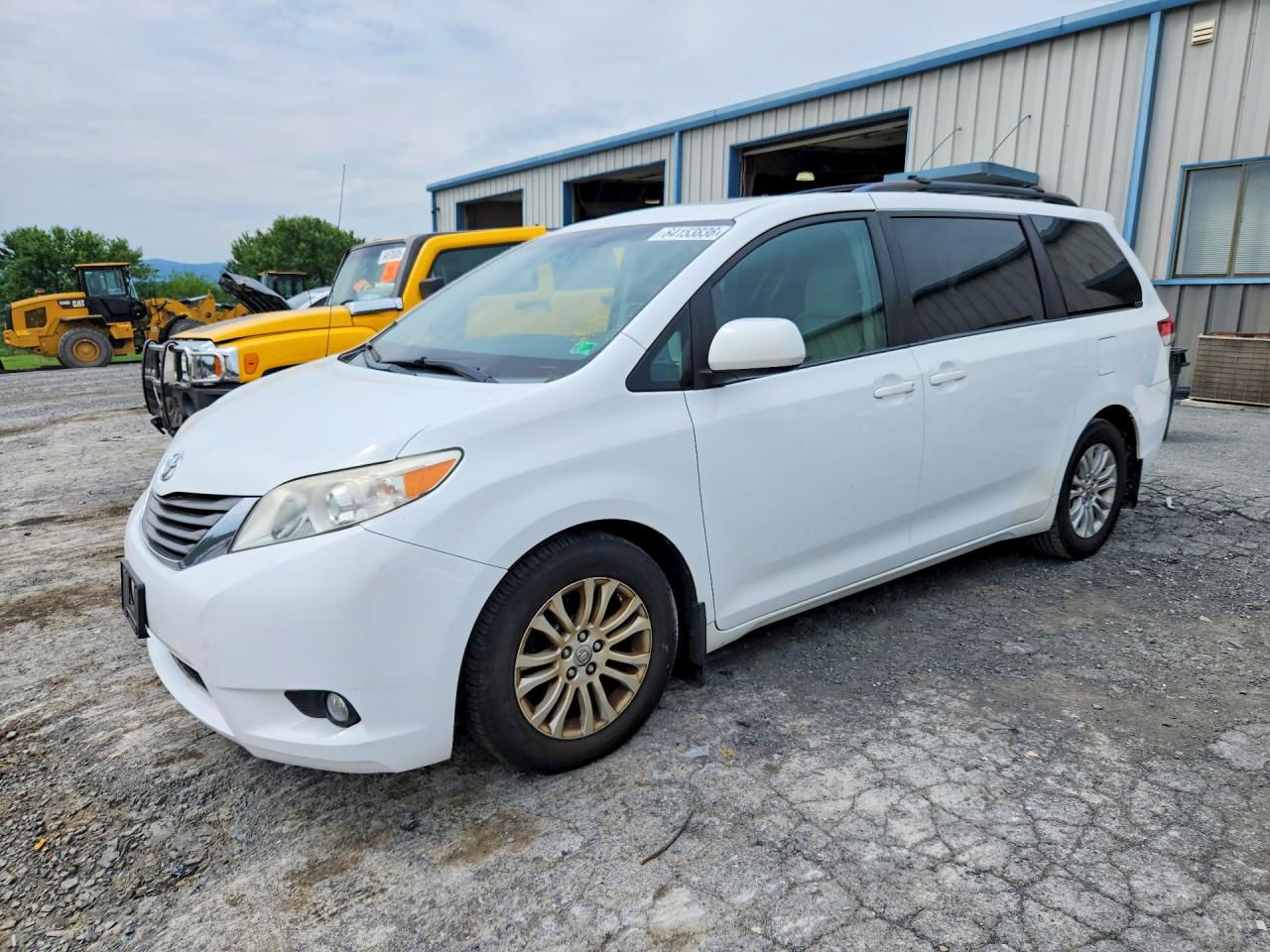 2014 Toyota Sienna Xle 8-passenger White vin: 5TDYK3DCXES508905