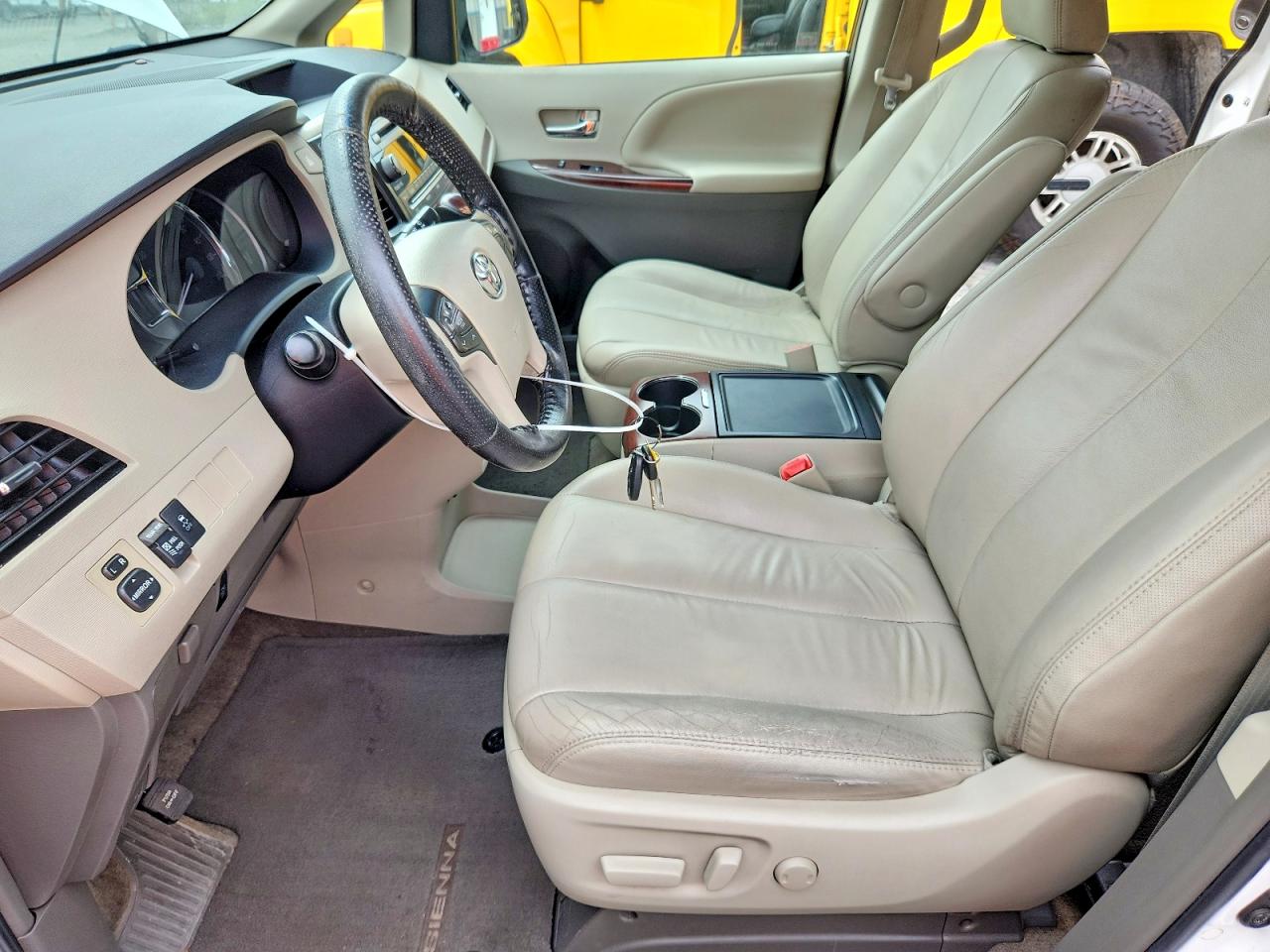 2014 Toyota Sienna Xle 8-passenger White vin: 5TDYK3DCXES508905