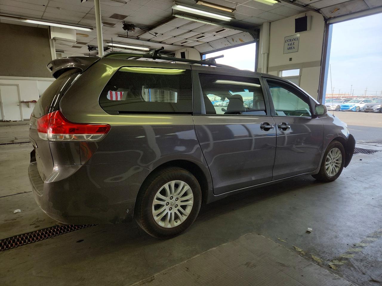 2014 Toyota Sienna Xle 8-passenger Gray vin: 5TDYK3DCXES522402