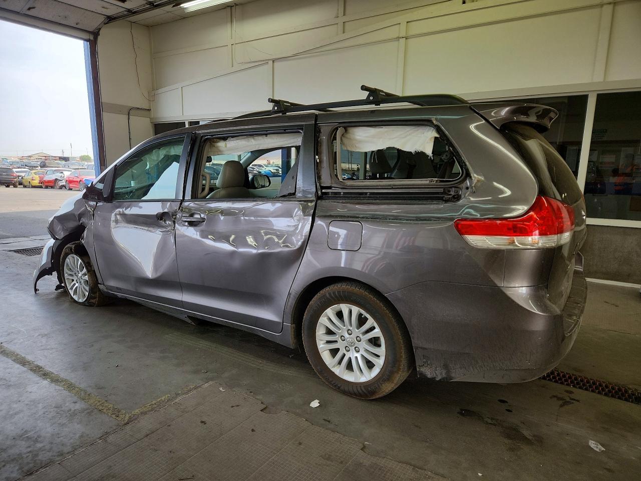 2014 Toyota Sienna Xle 8-passenger Gray vin: 5TDYK3DCXES522402