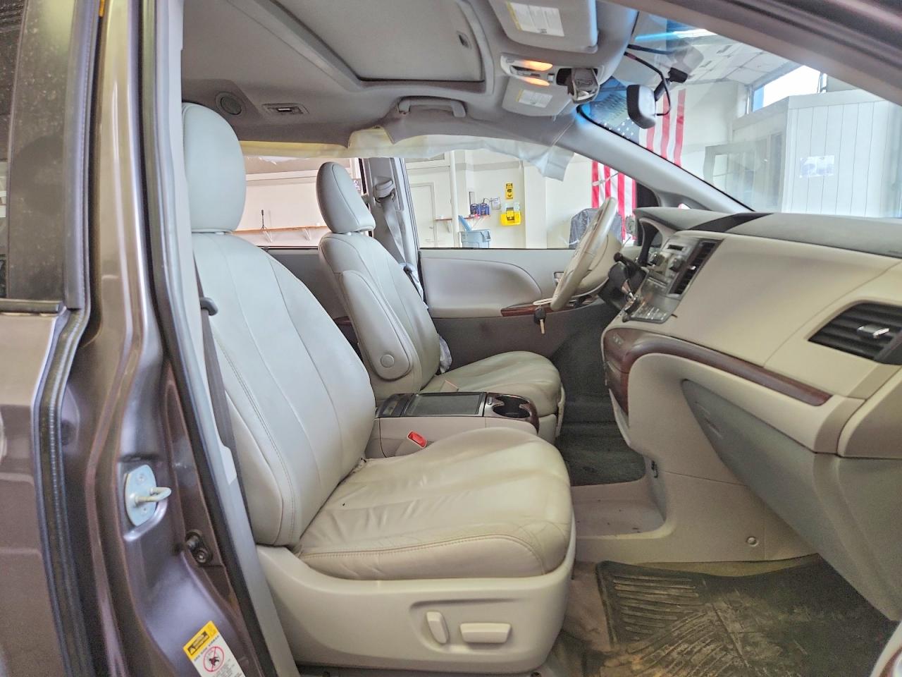 2014 Toyota Sienna Xle 8-passenger Gray vin: 5TDYK3DCXES522402