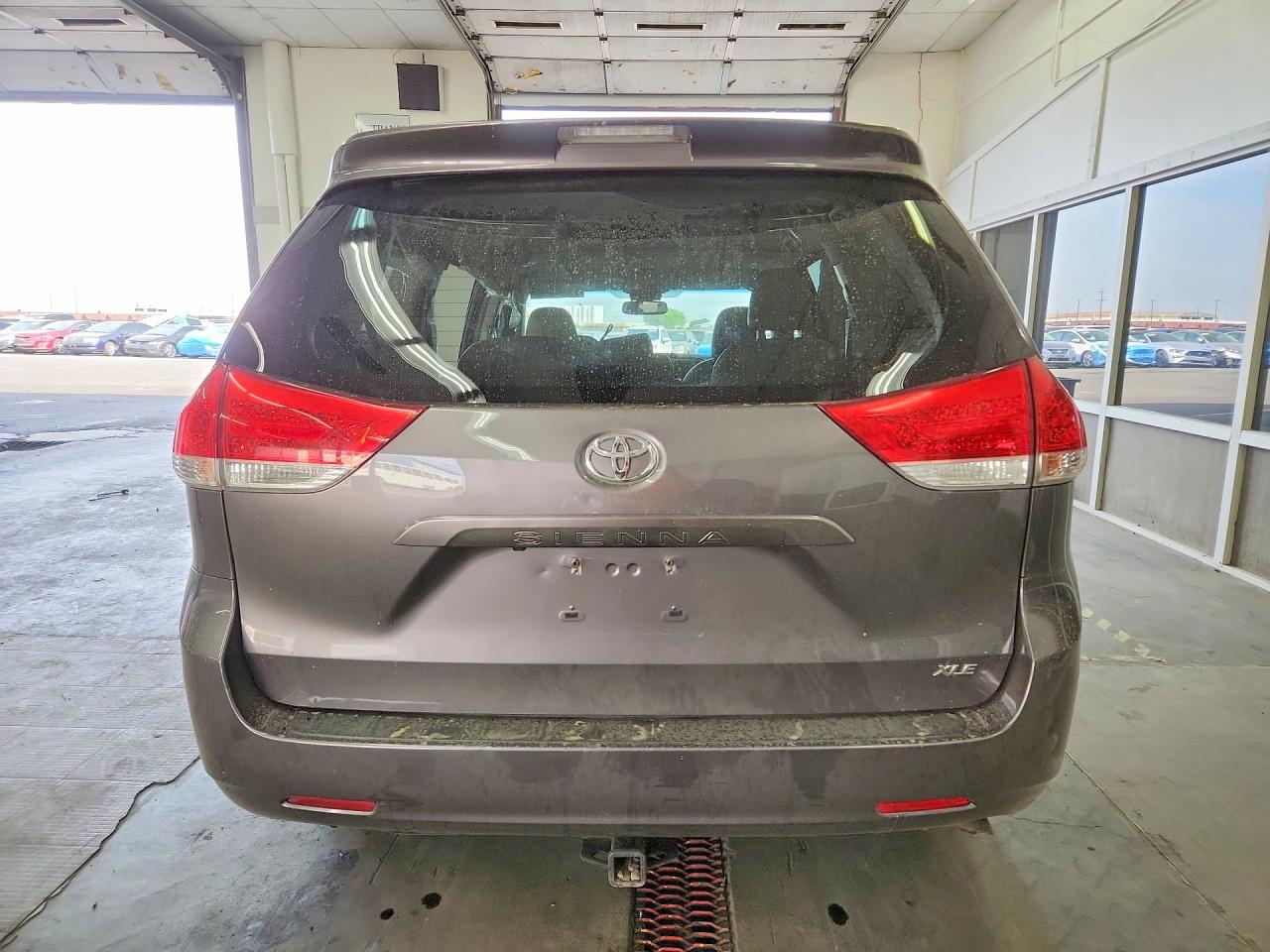 2014 Toyota Sienna Xle 8-passenger Gray vin: 5TDYK3DCXES522402