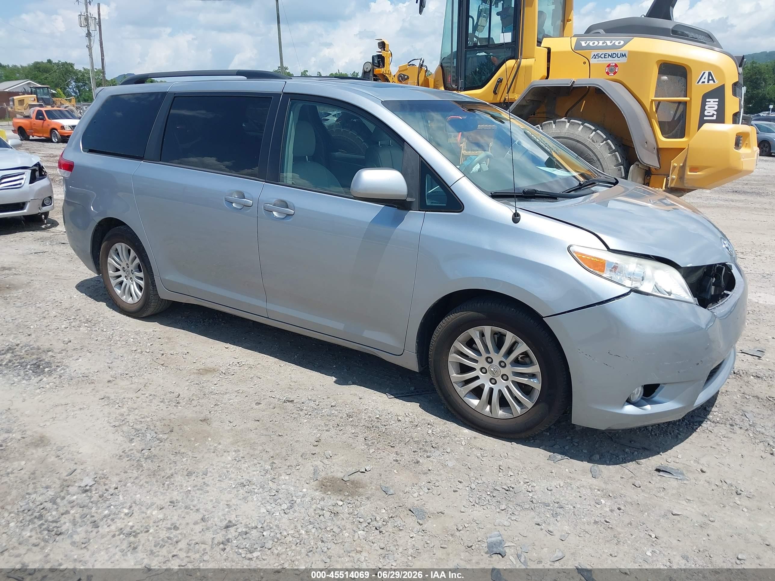 2014 Toyota Sienna Xle V6 8 Passenger Silver vin: 5TDYK3DCXES522478
