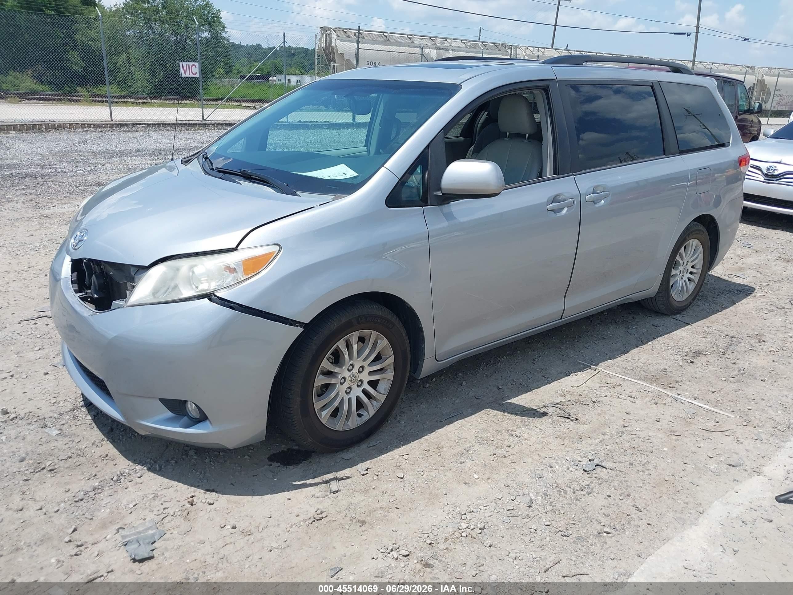 2014 Toyota Sienna Xle V6 8 Passenger Silver vin: 5TDYK3DCXES522478