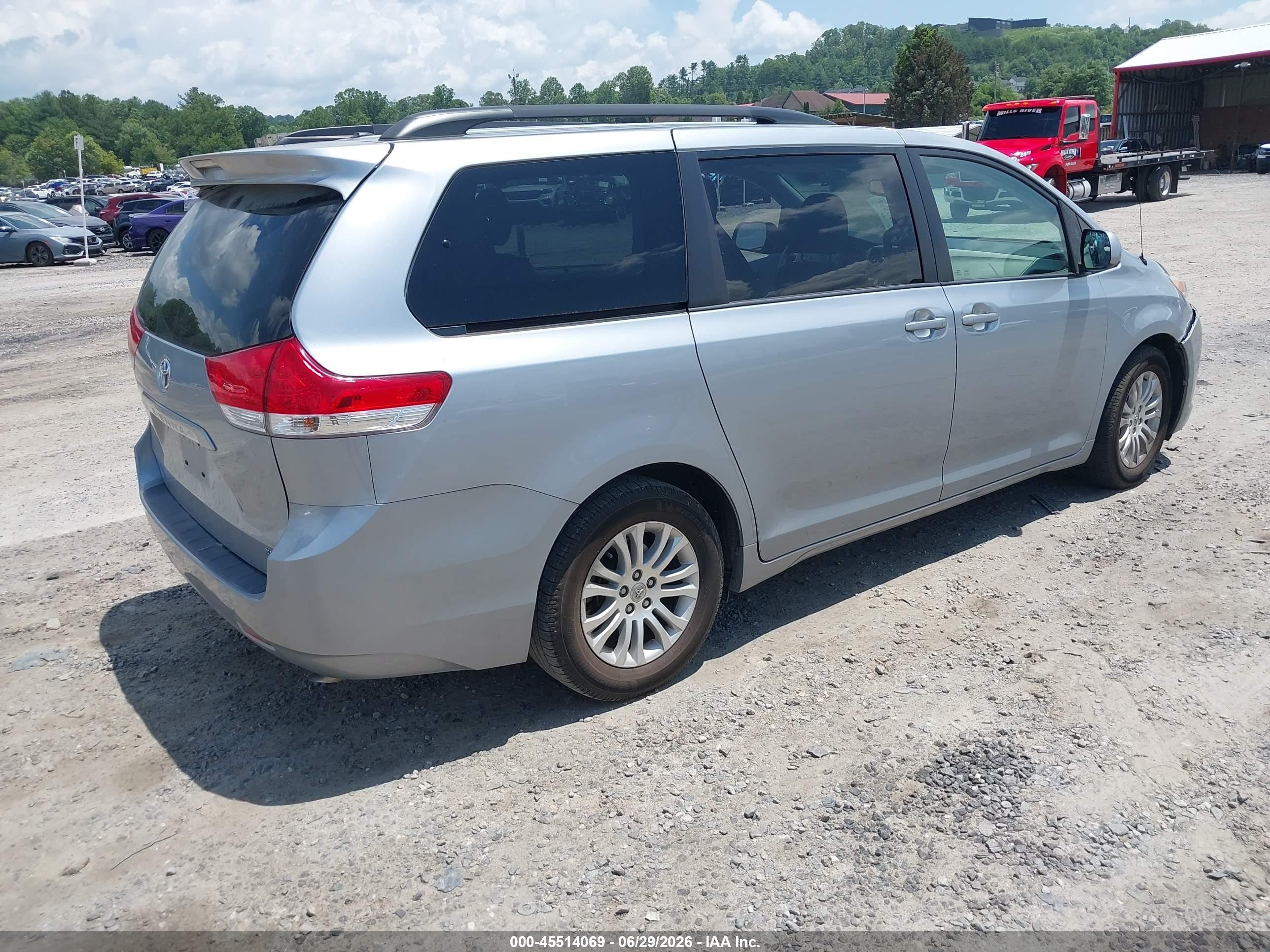 2014 Toyota Sienna Xle V6 8 Passenger Silver vin: 5TDYK3DCXES522478
