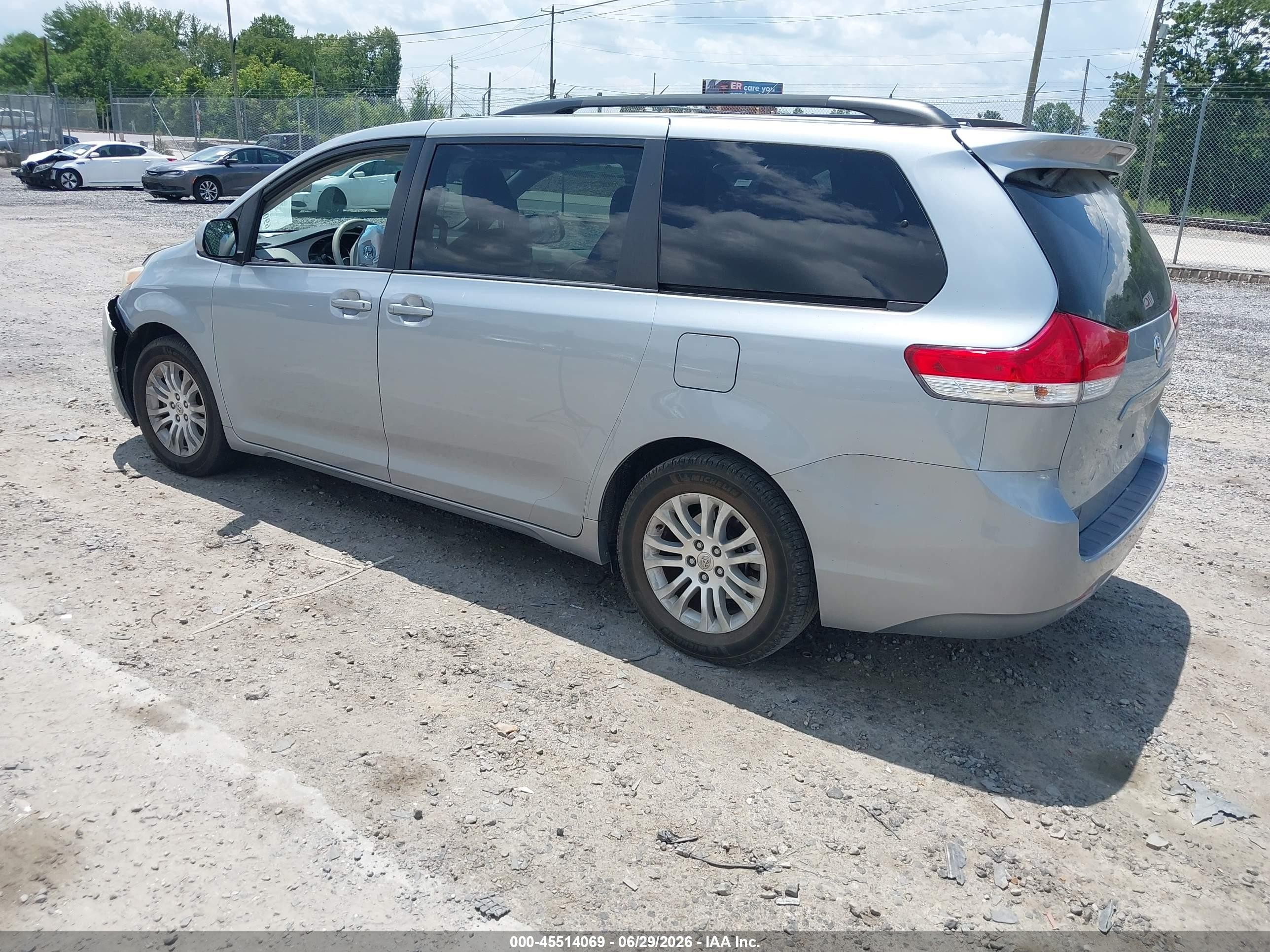 2014 Toyota Sienna Xle V6 8 Passenger Silver vin: 5TDYK3DCXES522478