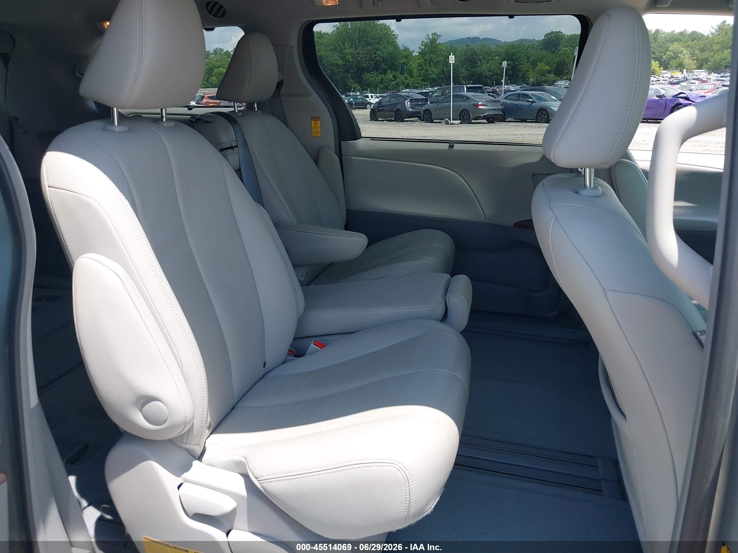 2014 Toyota Sienna Xle V6 8 Passenger Silver vin: 5TDYK3DCXES522478