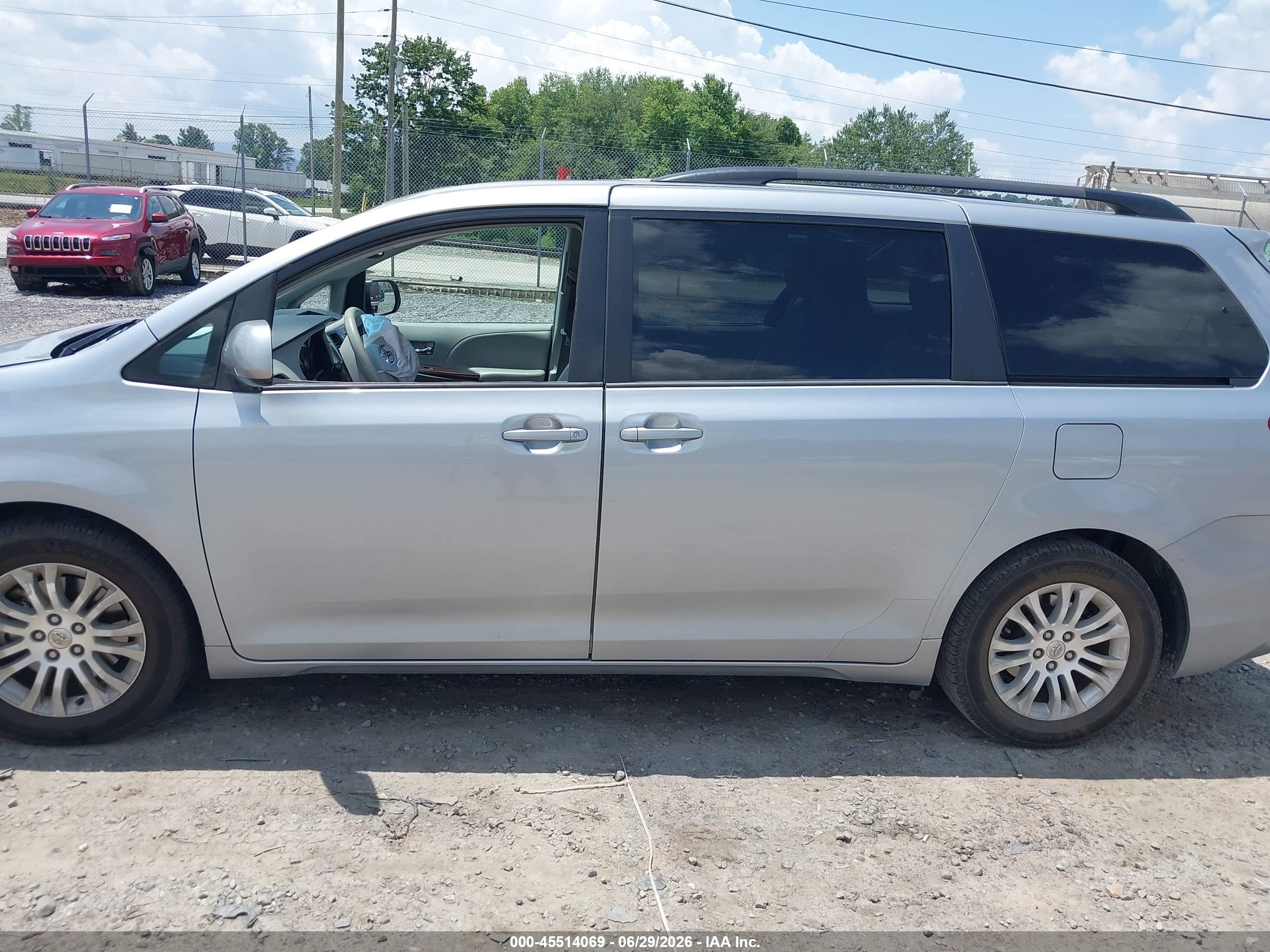 2014 Toyota Sienna Xle V6 8 Passenger Silver vin: 5TDYK3DCXES522478