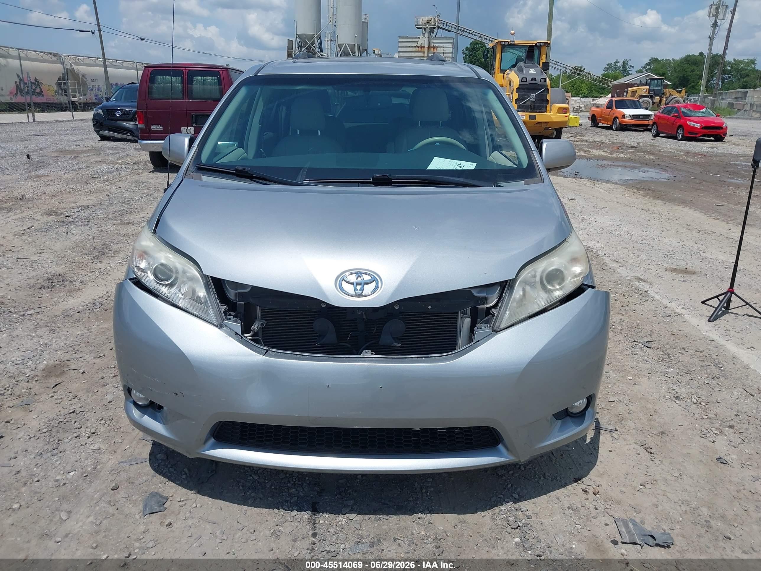 2014 Toyota Sienna Xle V6 8 Passenger Silver vin: 5TDYK3DCXES522478