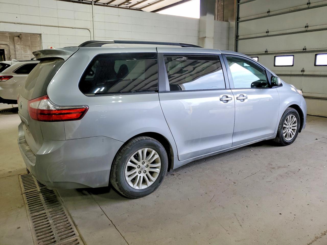 2015 Toyota Sienna Xle 8-passenger Silver vin: 5TDYK3DCXFS552050