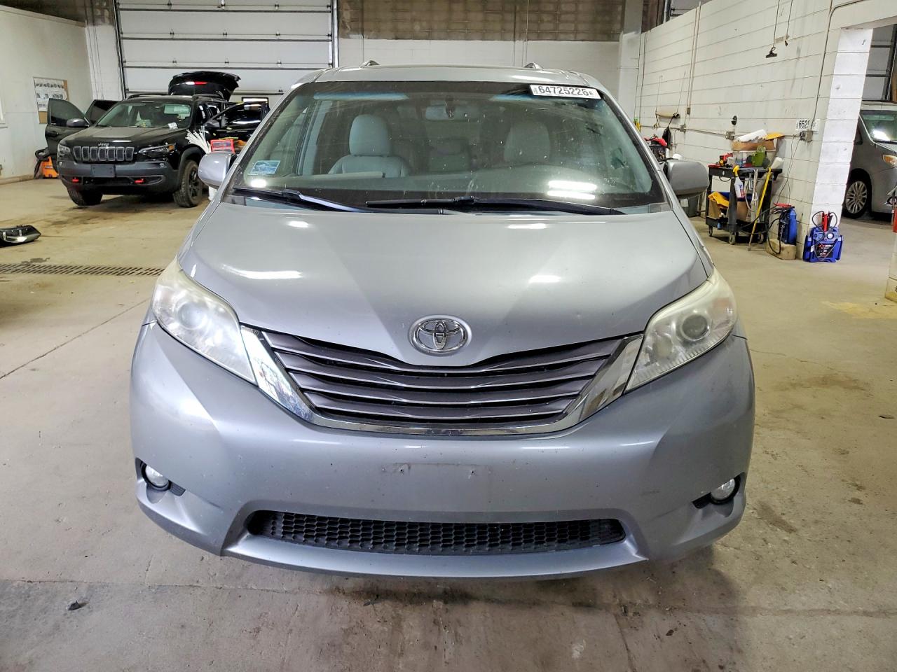 2015 Toyota Sienna Xle 8-passenger Silver vin: 5TDYK3DCXFS552050