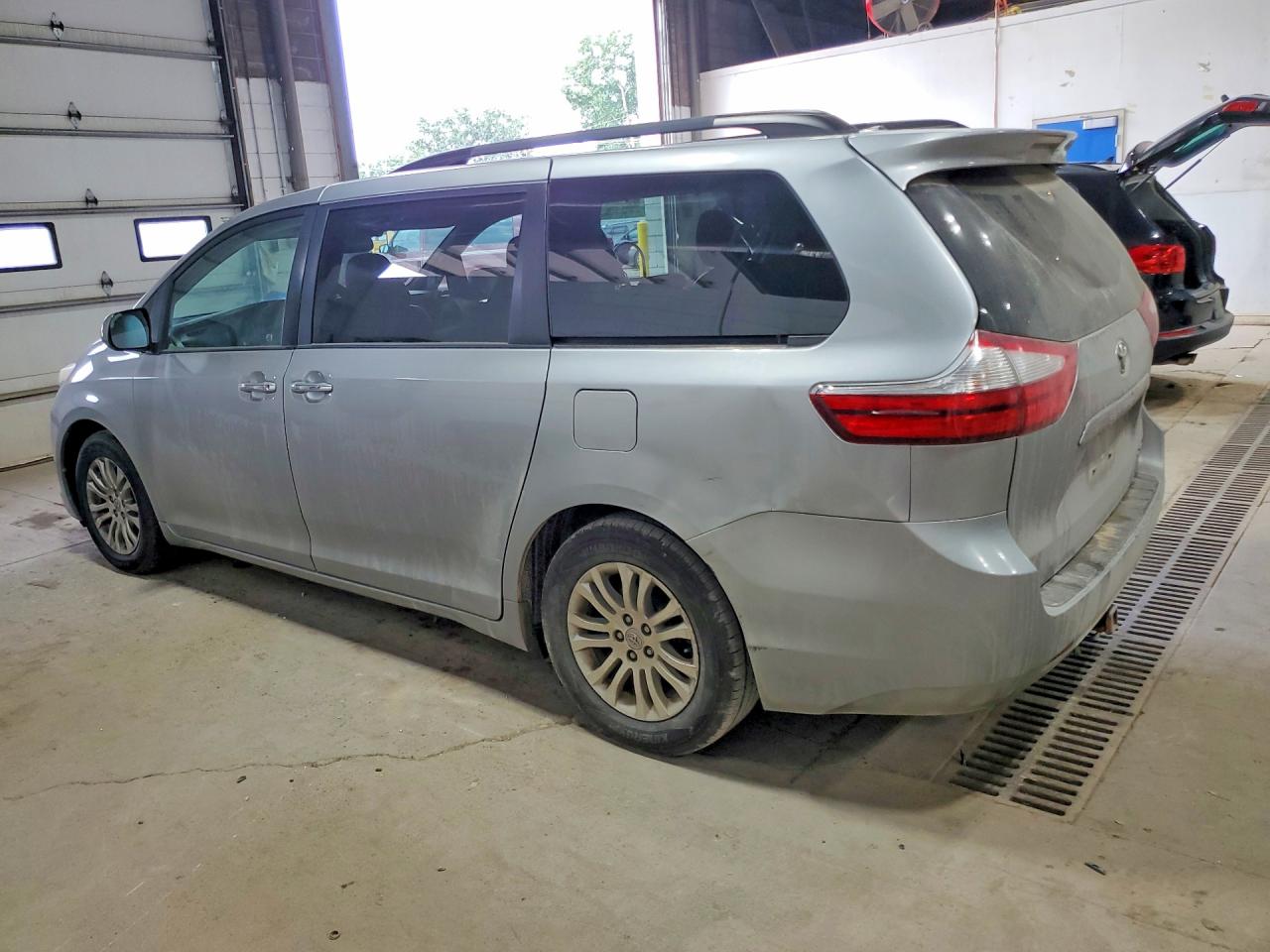 2015 Toyota Sienna Xle 8-passenger Silver vin: 5TDYK3DCXFS552050