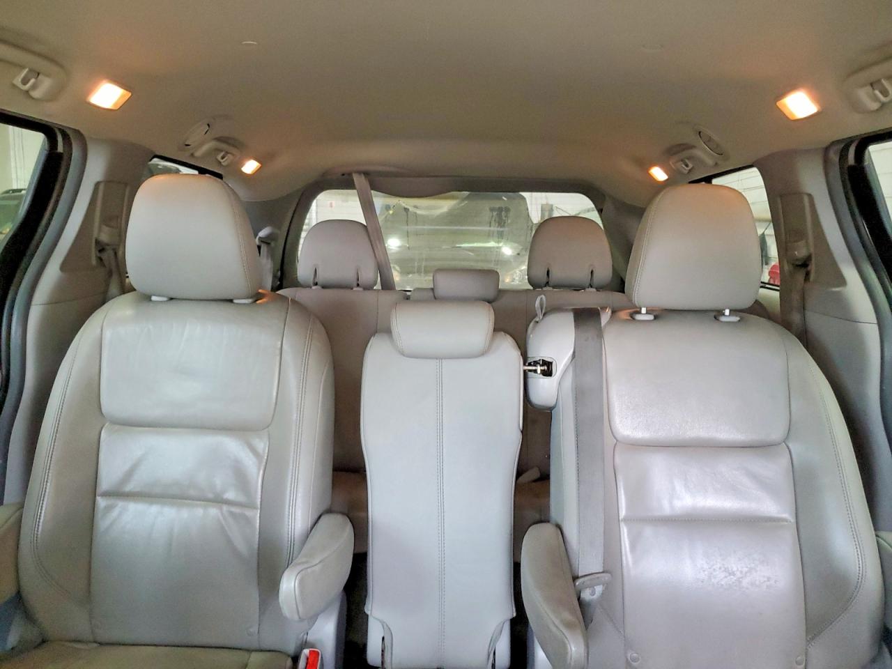 2015 Toyota Sienna Xle 8-passenger Silver vin: 5TDYK3DCXFS552050