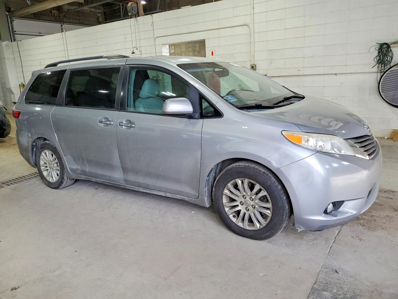 2015 Toyota Sienna Xle 8-passenger Silver vin: 5TDYK3DCXFS552050