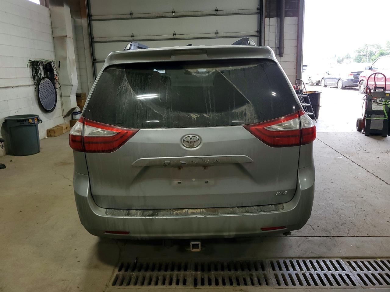 2015 Toyota Sienna Xle 8-passenger Silver vin: 5TDYK3DCXFS552050