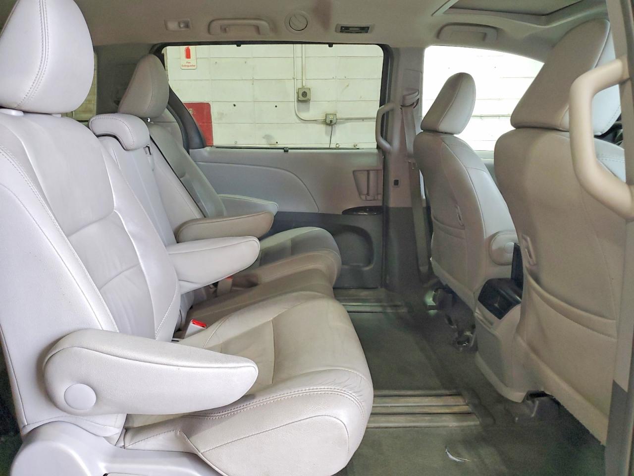 2015 Toyota Sienna Xle 8-passenger Silver vin: 5TDYK3DCXFS552050