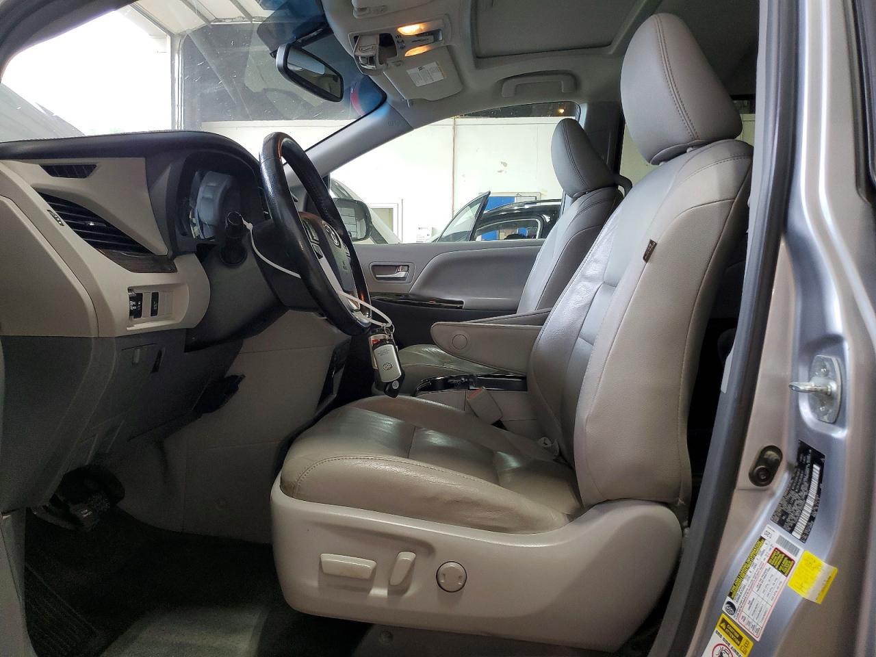 2015 Toyota Sienna Xle 8-passenger Silver vin: 5TDYK3DCXFS552050