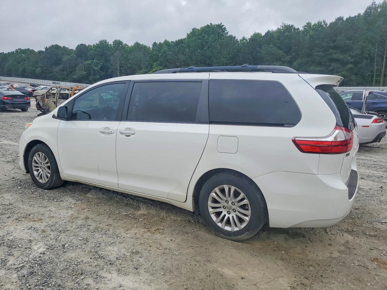 2015 Toyota Sienna Xle 8-passenger White vin: 5TDYK3DCXFS570497