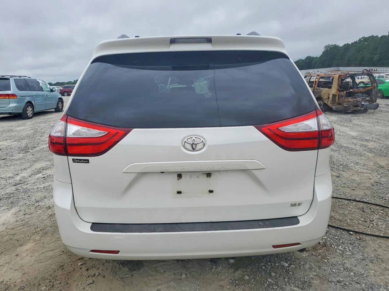 2015 Toyota Sienna Xle 8-passenger White vin: 5TDYK3DCXFS570497