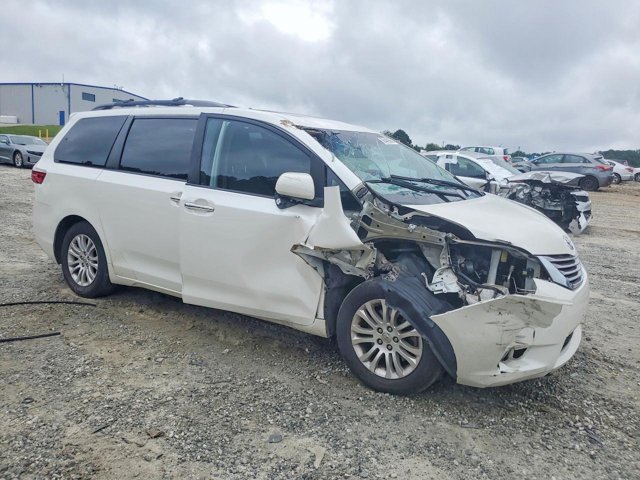 2015 Toyota Sienna Xle 8-passenger White vin: 5TDYK3DCXFS570497