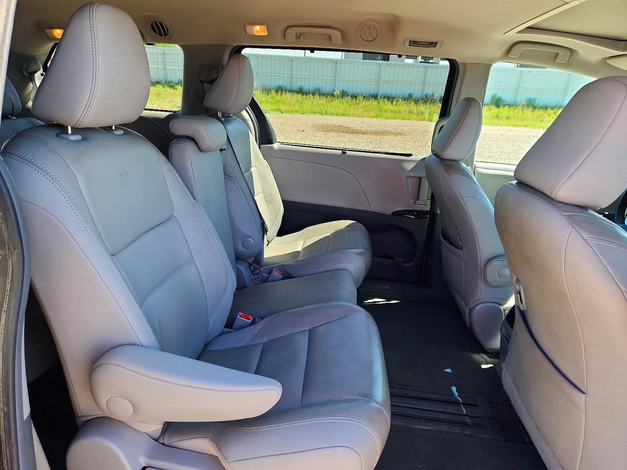 2015 Toyota Sienna Xle 8-passenger Black vin: 5TDYK3DCXFS571083