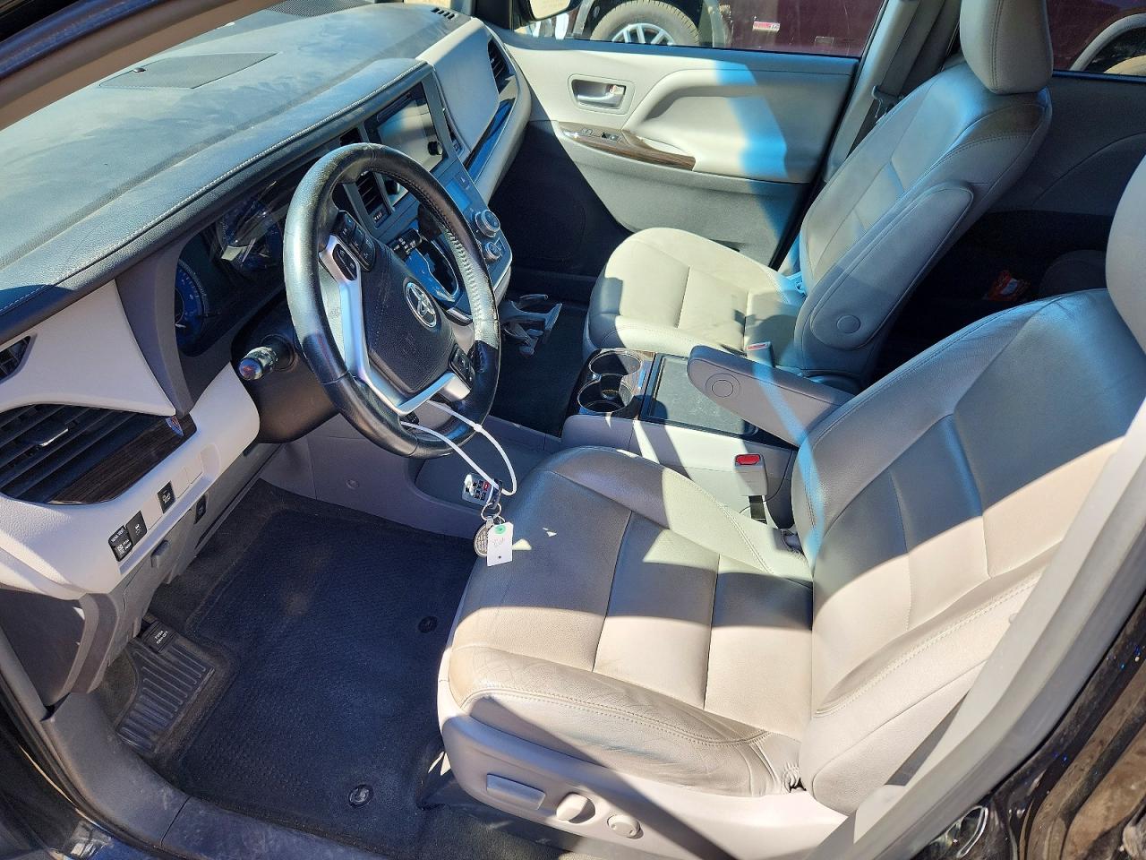 2015 Toyota Sienna Xle 8-passenger Black vin: 5TDYK3DCXFS571083