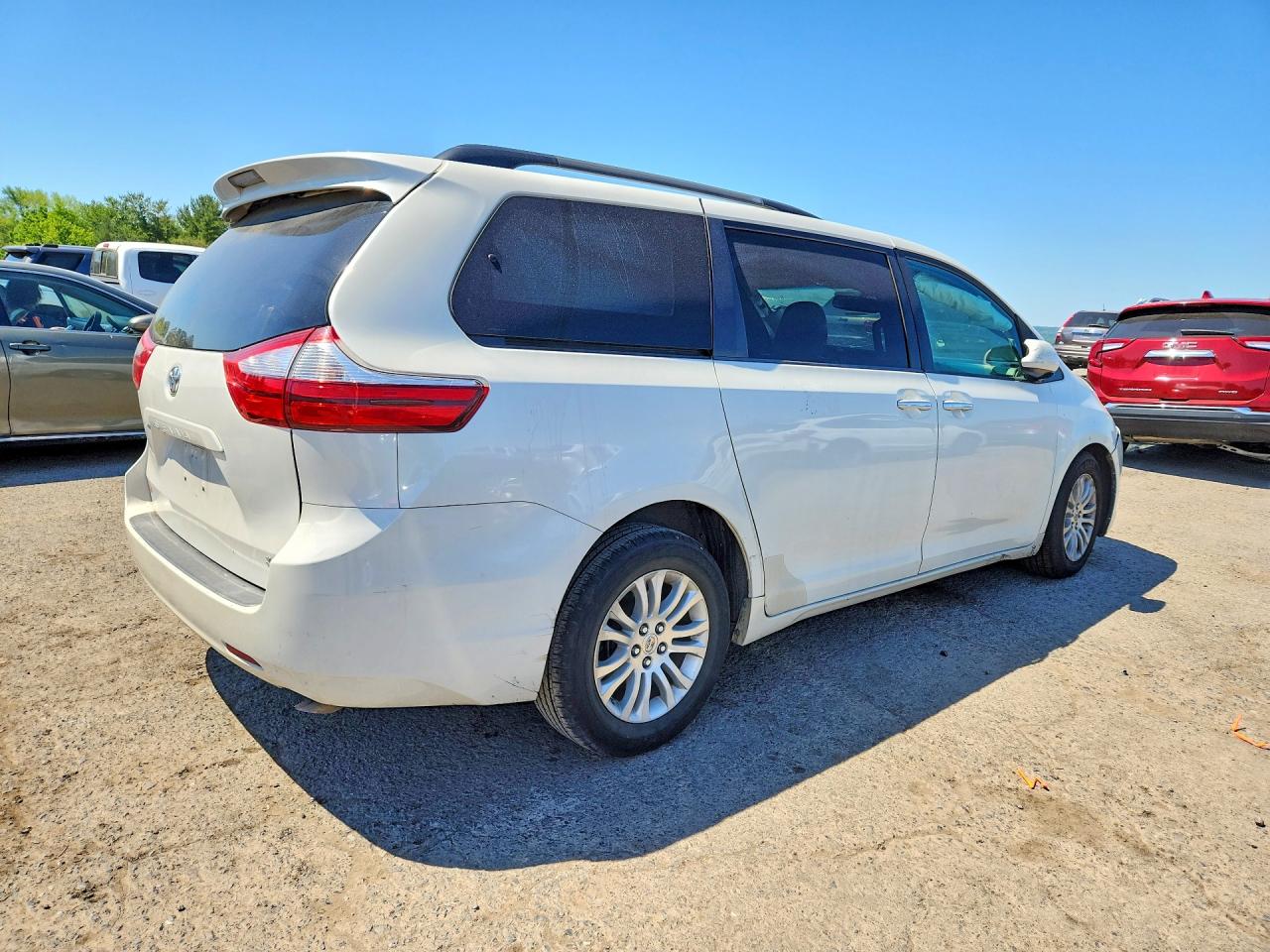2015 Toyota Sienna Xle 8-passenger White vin: 5TDYK3DCXFS573156