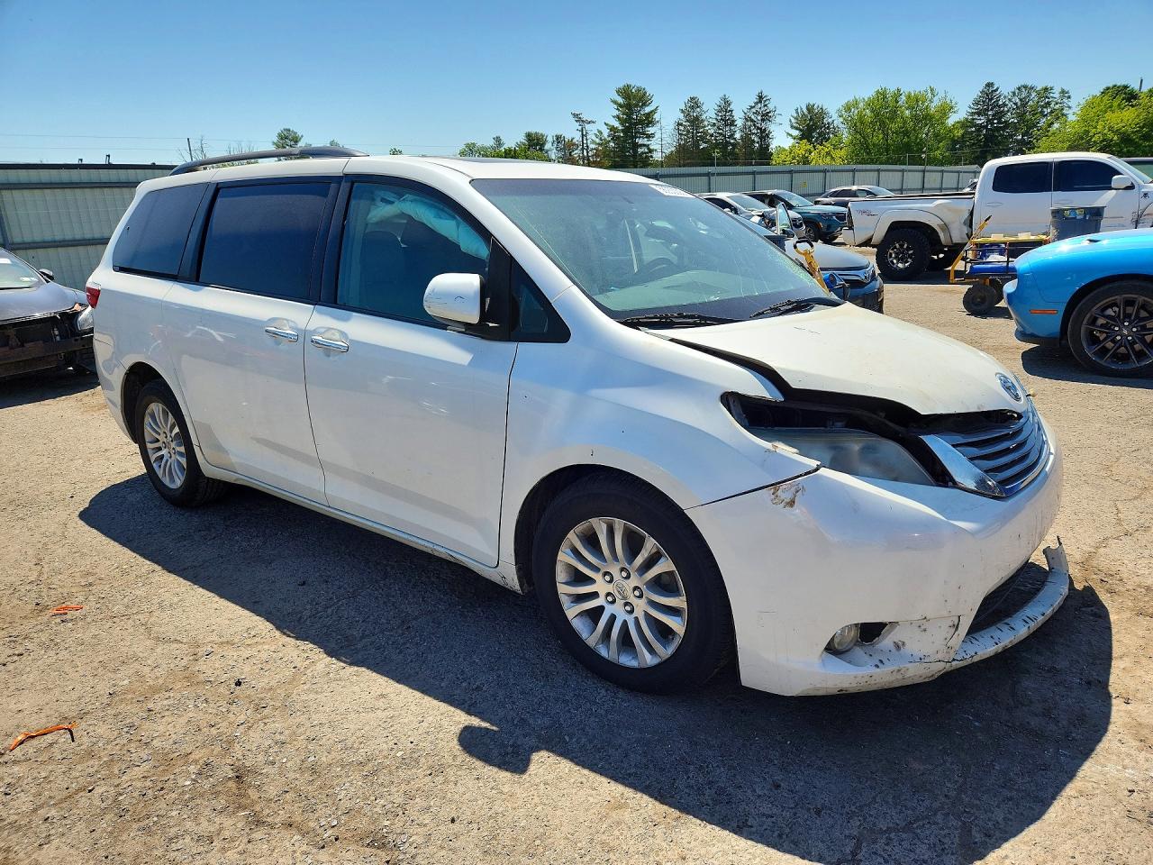 2015 Toyota Sienna Xle 8-passenger White vin: 5TDYK3DCXFS573156