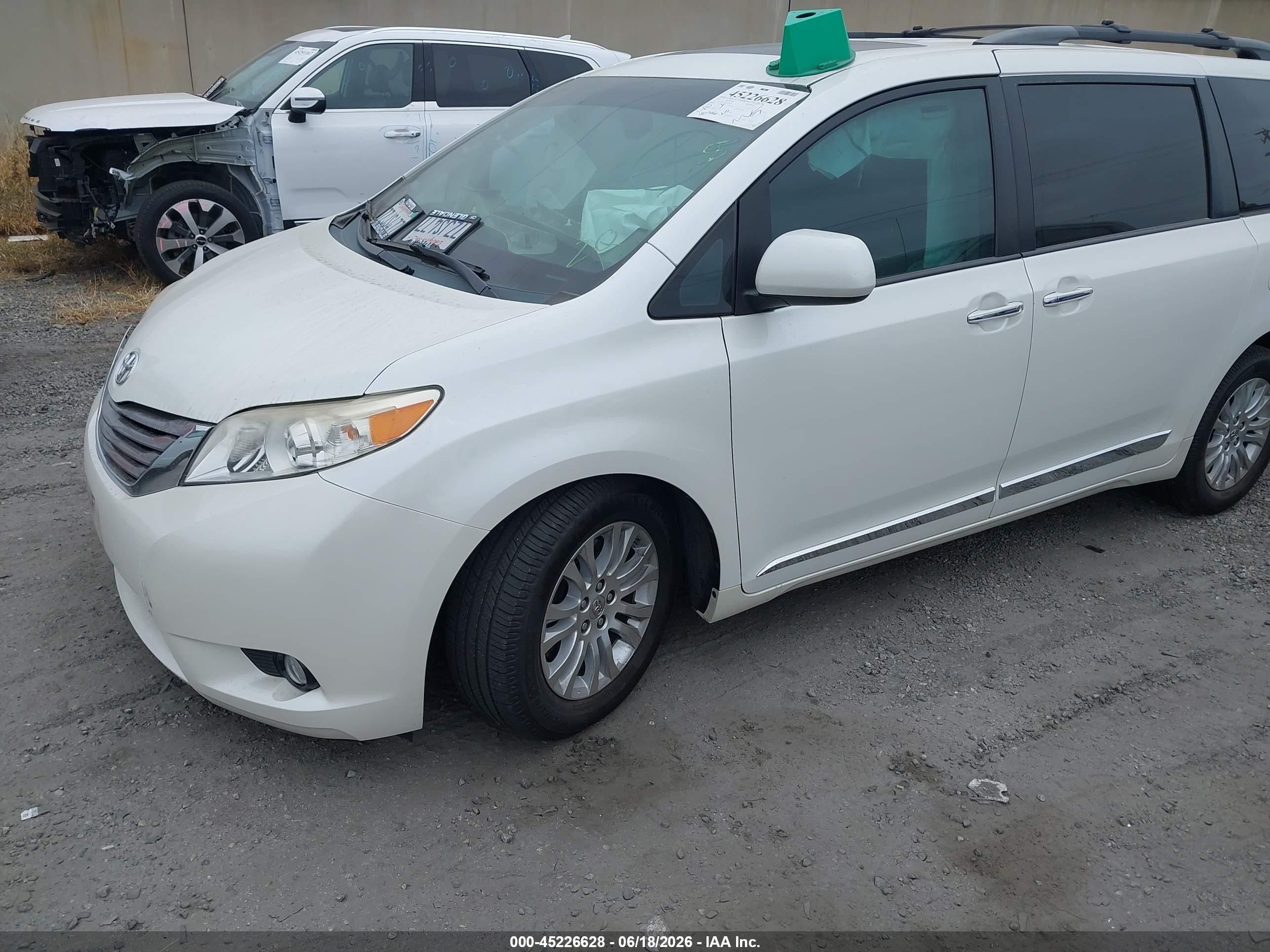 2015 Toyota Sienna Xle 8 Passenger Белый vin: 5TDYK3DCXFS575490