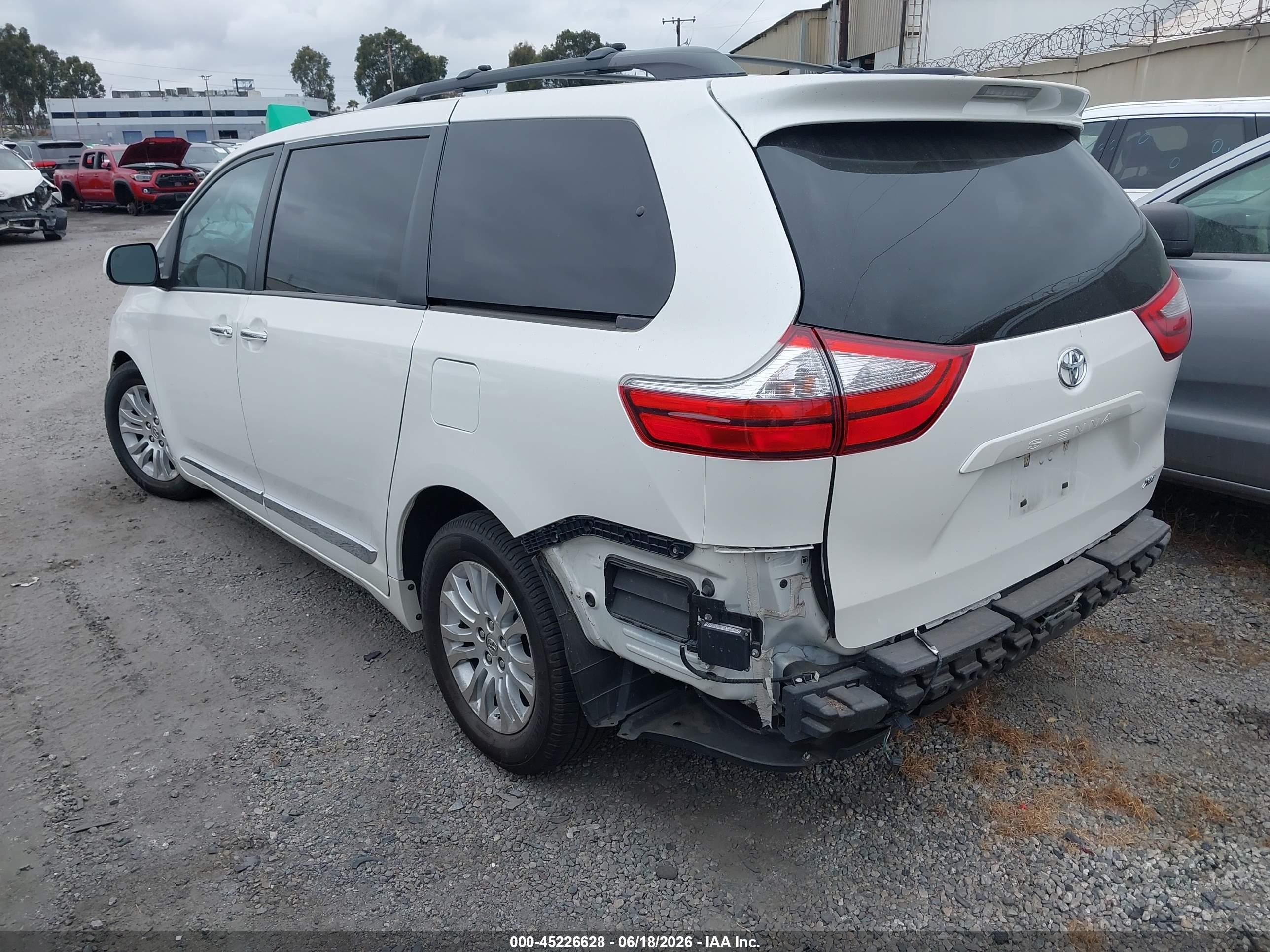 2015 Toyota Sienna Xle 8 Passenger Белый vin: 5TDYK3DCXFS575490