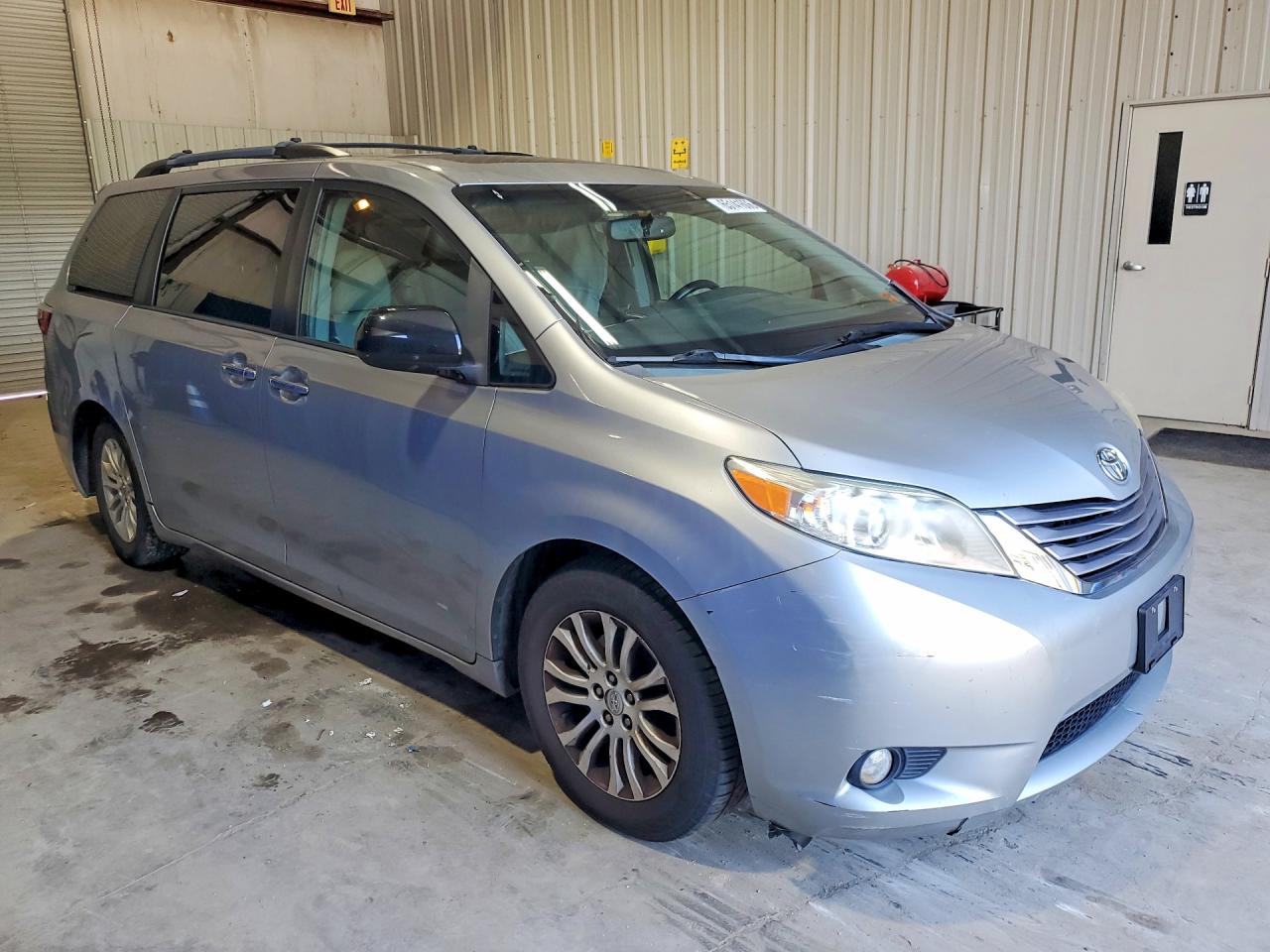 2015 Toyota Sienna Xle 8-passenger Silver vin: 5TDYK3DCXFS577269