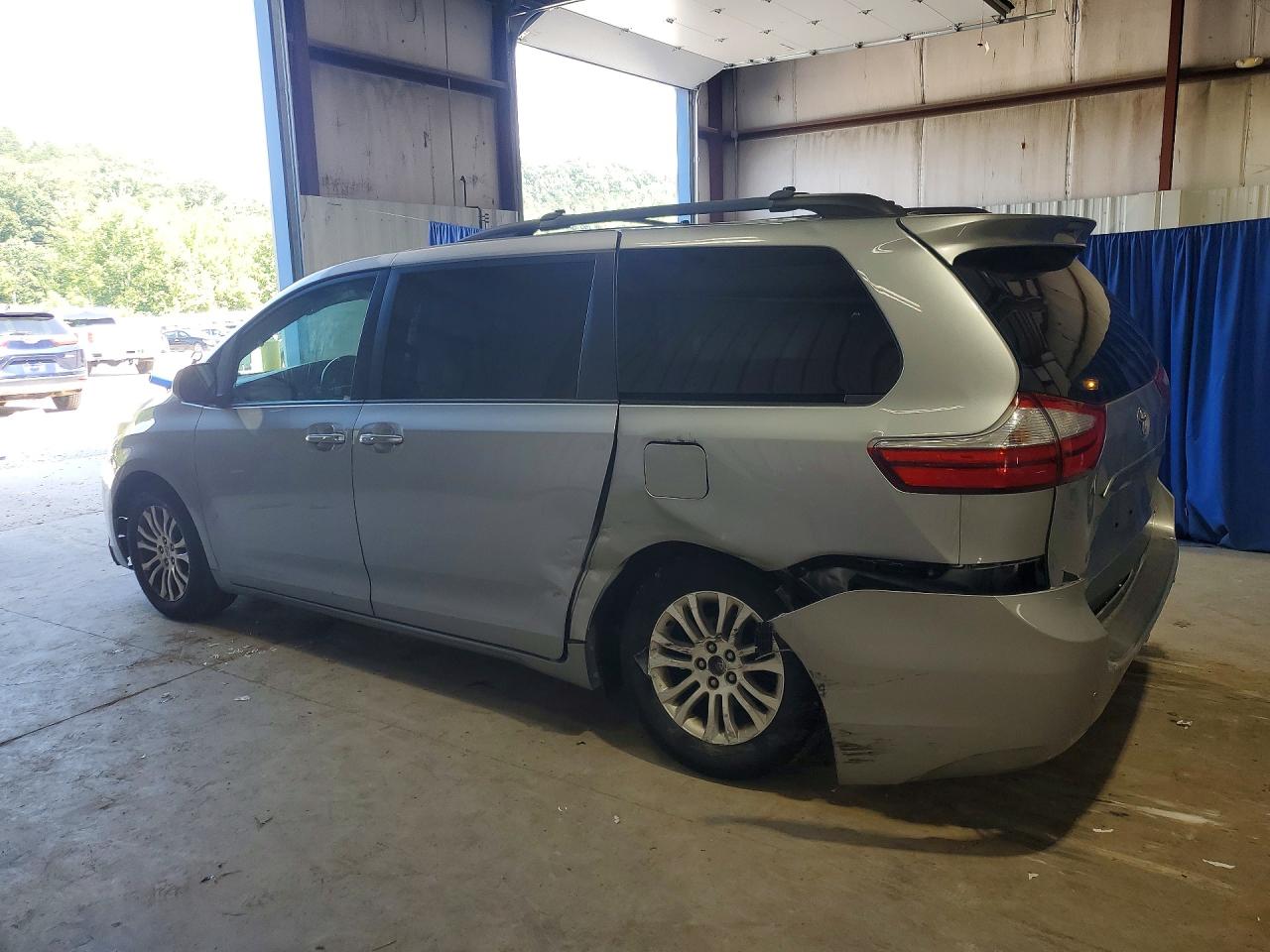 2015 Toyota Sienna Xle 8-passenger Silver vin: 5TDYK3DCXFS577269