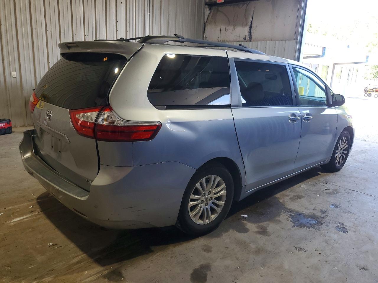 2015 Toyota Sienna Xle 8-passenger Silver vin: 5TDYK3DCXFS577269