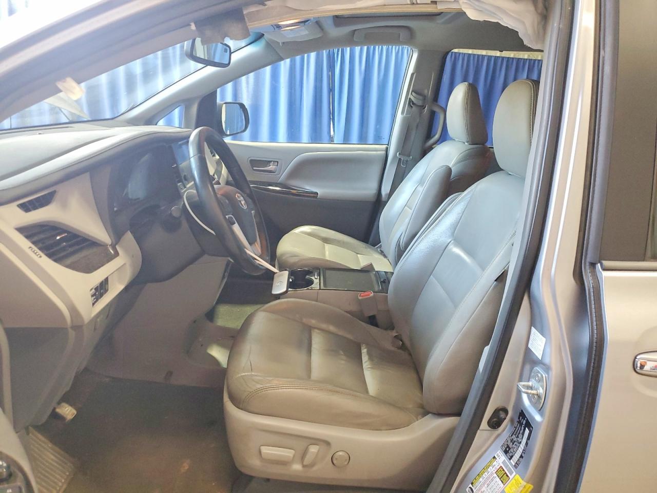 2015 Toyota Sienna Xle 8-passenger Silver vin: 5TDYK3DCXFS577269