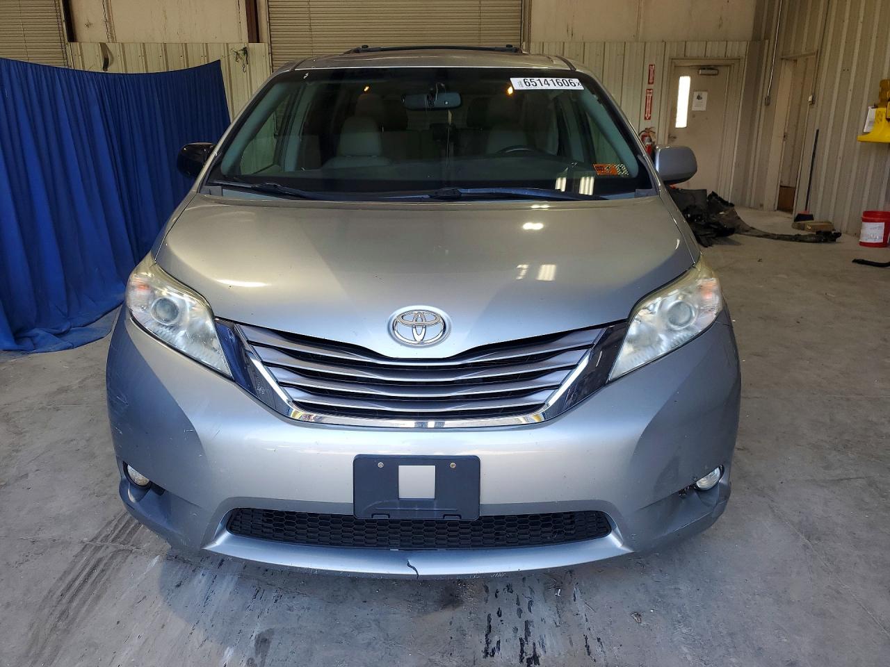 2015 Toyota Sienna Xle 8-passenger Silver vin: 5TDYK3DCXFS577269