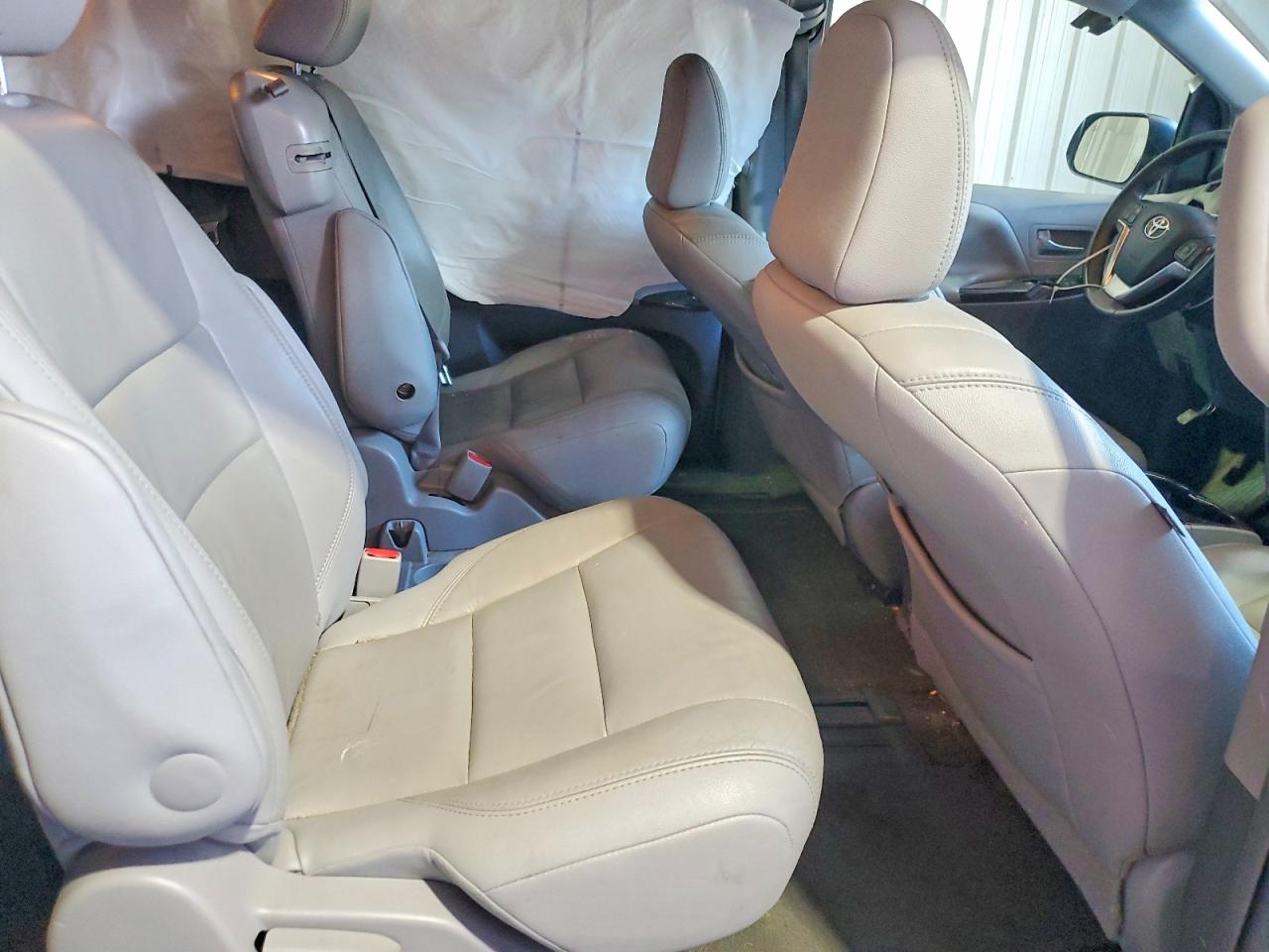 2015 Toyota Sienna Xle 8-passenger Silver vin: 5TDYK3DCXFS577269
