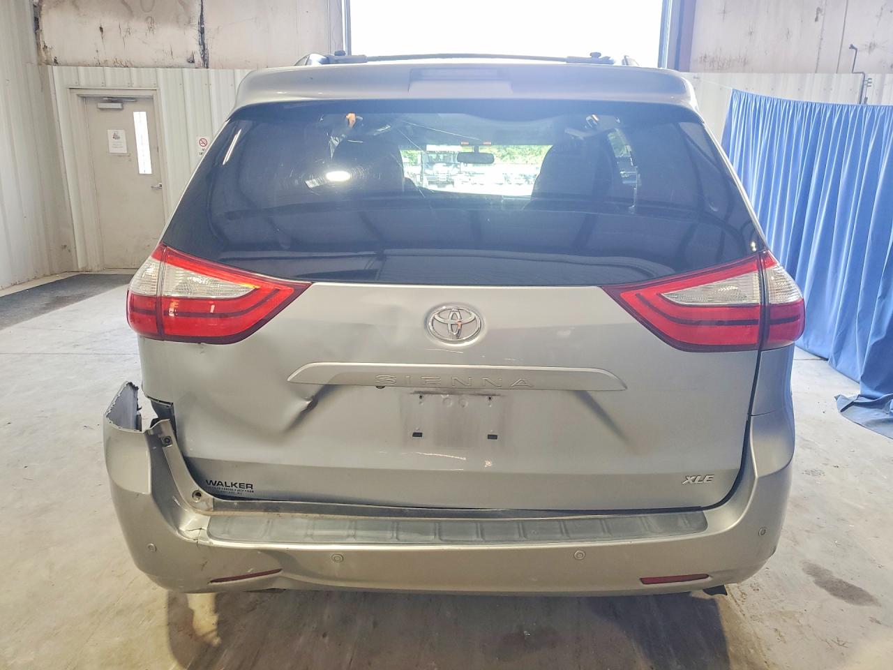 2015 Toyota Sienna Xle 8-passenger Silver vin: 5TDYK3DCXFS577269