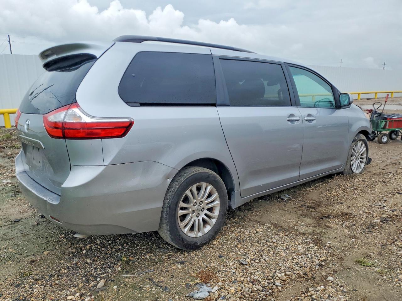 2015 Toyota Sienna Xle 8-passenger Silver vin: 5TDYK3DCXFS578096