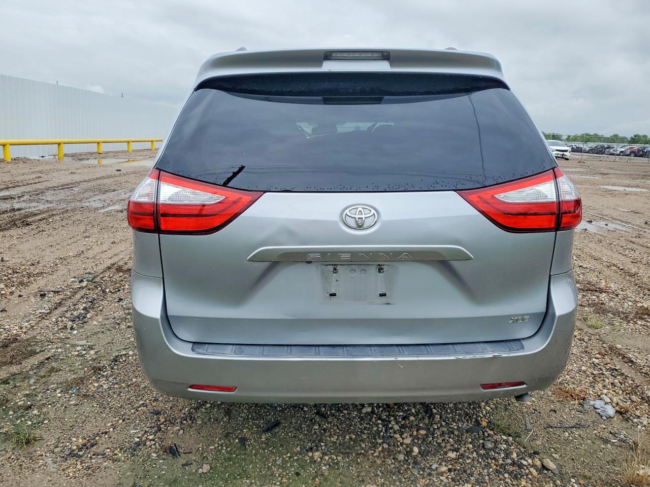 2015 Toyota Sienna Xle 8-passenger Silver vin: 5TDYK3DCXFS578096